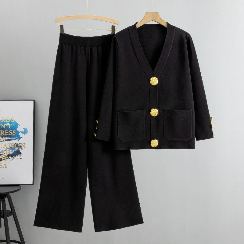 Costum casual pentru femei cu nasturi aurii