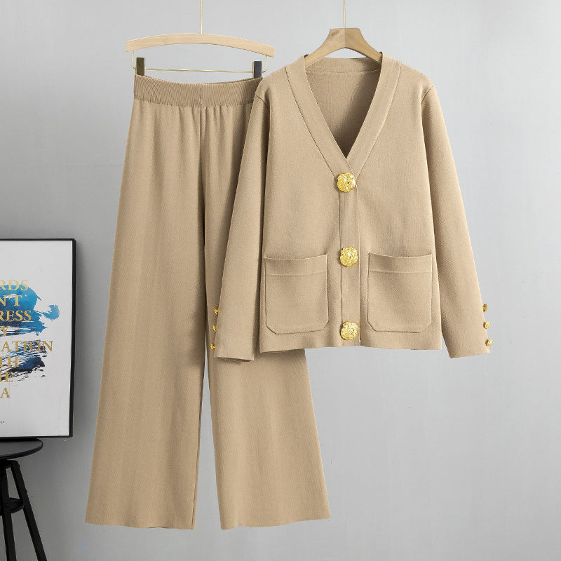 Costum casual pentru femei cu nasturi aurii