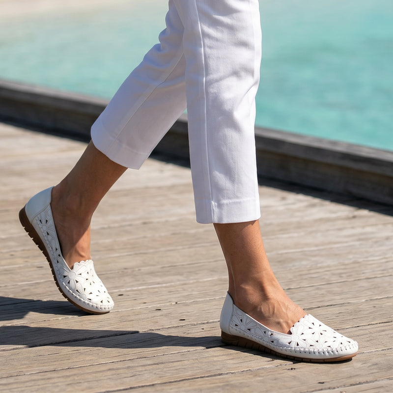 🌸 Virágmintás nyári lapos cipő – áttört, lélegző, hűsítő. Tökéletes a forró napokra! ☀️👡