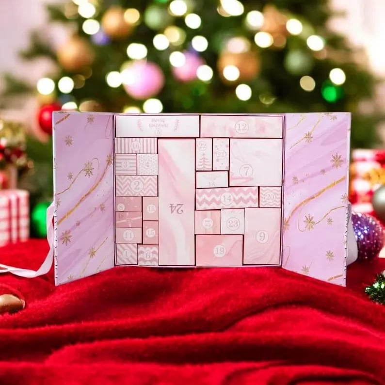 🔥🎁 24 nap meglepetésekkel — Rózsaszín márvány adventi naptár 2025