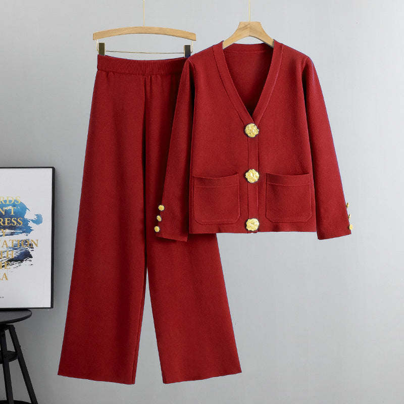 Costum casual pentru femei cu nasturi aurii