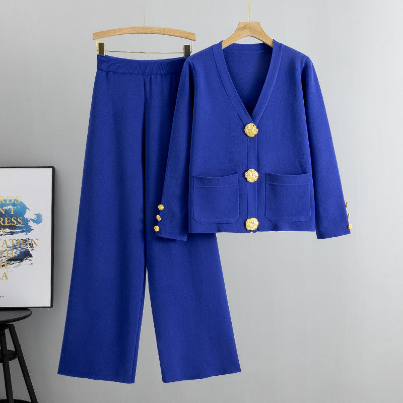 Costum casual pentru femei cu nasturi aurii