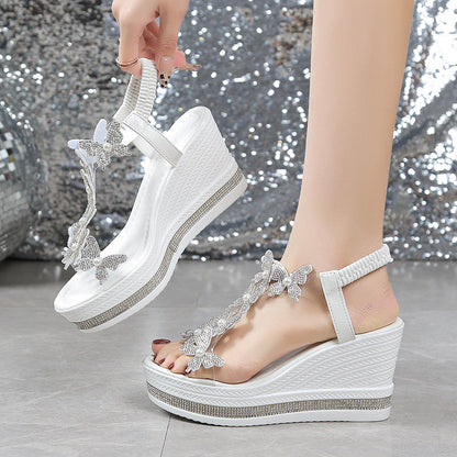 🦋 Csillogó pillangós nyitott orrú szandál – Ragyogj, mint egy nyári álom! ✨👡