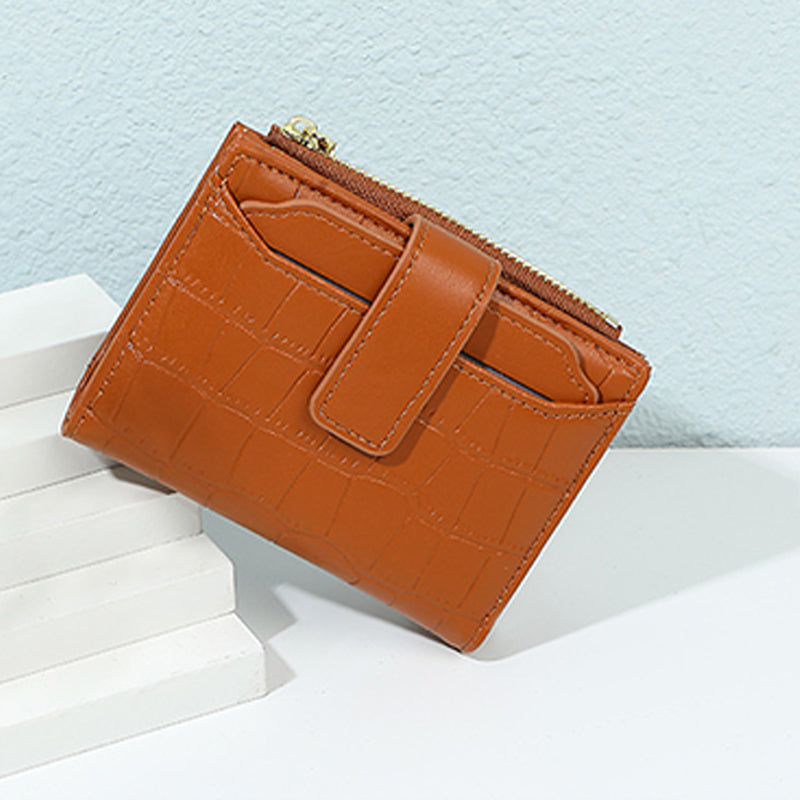 ✨ Egyszerű, egyszínű, rövid női pénztárca 🥰👛——Kicsi és elegáns, egy kézzel is könnyen fogható! A kártya- és bankjegyrekeszek logikusan vannak elrendezve, így a mindennapi használathoz elegendő helyet biztosítanak, anélkül, hogy sok helyet foglalnán