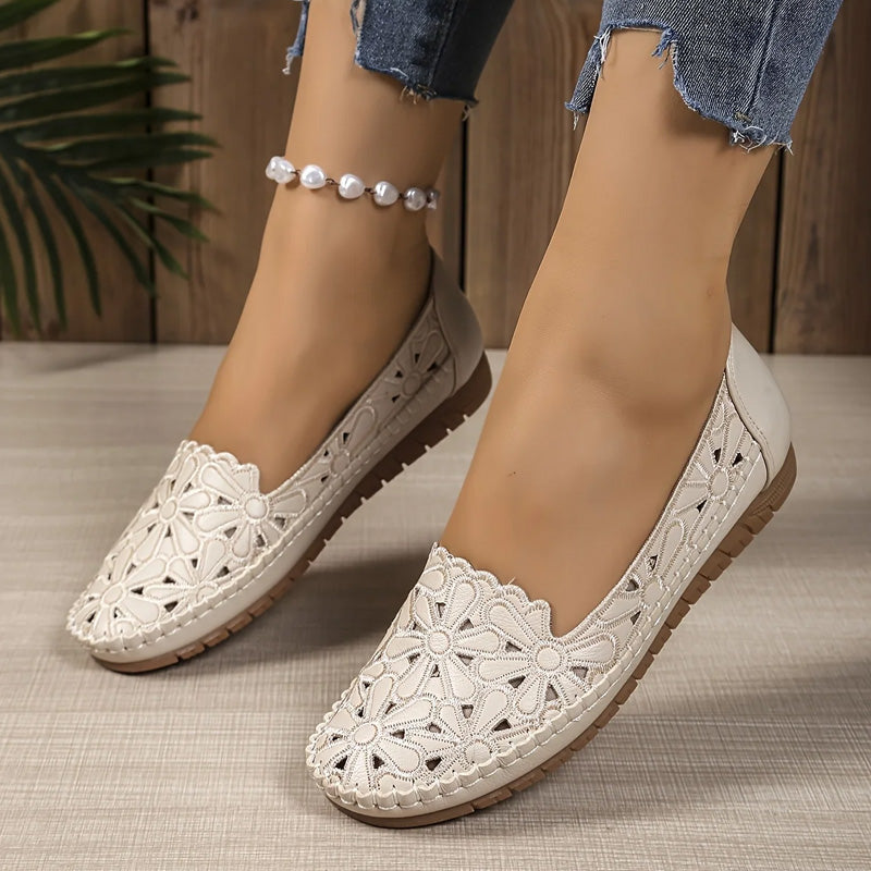 🌸 Virágmintás nyári lapos cipő – áttört, lélegző, hűsítő. Tökéletes a forró napokra! ☀️👡