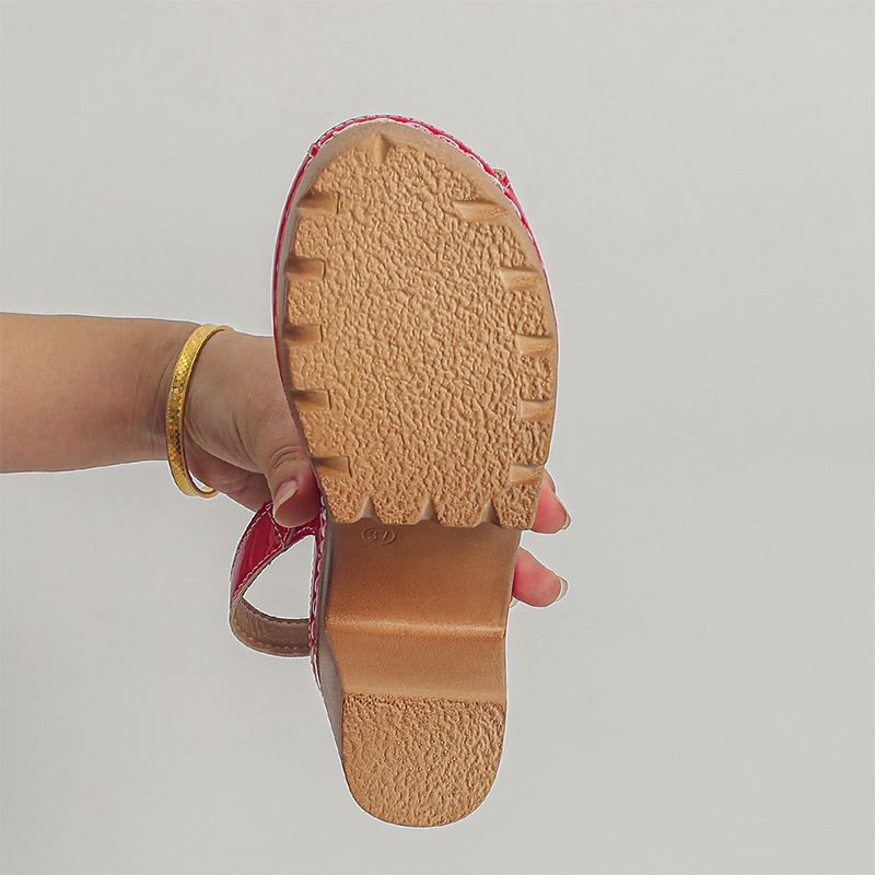 ✨ Csatós, ferde sarkú szandál | A szekrényed elegáns darabja 👡 Az elegáns ferde sarok és az állítható csat köszönhetően magasabbnak tűnsz, miközben a lábad nem fárad el. Munkahelyre és randira egyaránt viselheted: szoknyához viselve lágy, nőies hatá