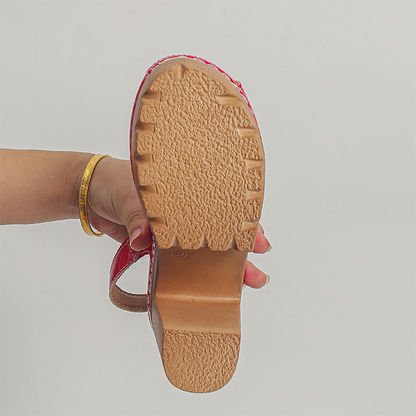 ✨ Csatós, ferde sarkú szandál | A szekrényed elegáns darabja 👡 Az elegáns ferde sarok és az állítható csat köszönhetően magasabbnak tűnsz, miközben a lábad nem fárad el. Munkahelyre és randira egyaránt viselheted: szoknyához viselve lágy, nőies hatá
