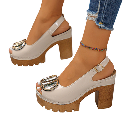 ✨ Csatós, ferde sarkú szandál | A szekrényed elegáns darabja 👡 Az elegáns ferde sarok és az állítható csat köszönhetően magasabbnak tűnsz, miközben a lábad nem fárad el. Munkahelyre és randira egyaránt viselheted: szoknyához viselve lágy, nőies hatá